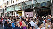 Menschenmengen warteen auf Robbie Williams in der Theatinerstraße (©Foto. Martin Schmitz)
